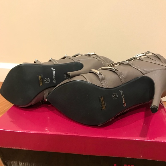 NWT Dollhouse grey and silver bootie - Size 9 - Picture 6 of 8